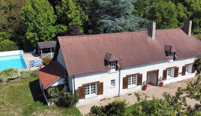 Large charming house with swimming pool, wooded grounds, on the edge of a national forest