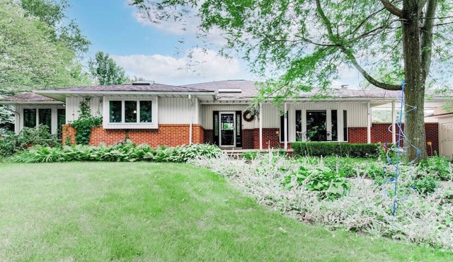 Large Charming Home w/Pool & Deck ~5 miles to UMICH!