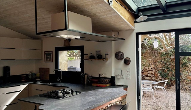 Large, charming house for family get-togethers 10' from the beach