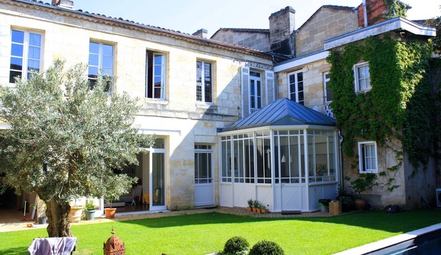 Large charming house with pool in the center of Bordeaux Public Garden