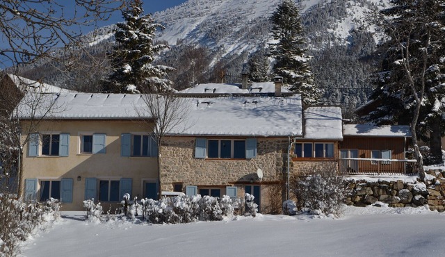 Large charming mountain retreat for 12, close to ski resorts and lake with beach