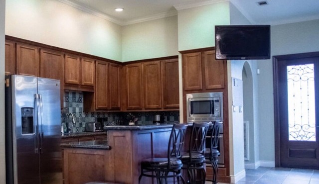 Large Charming Private Resort Near Galleria Pool HotTub SteamRoom Gym