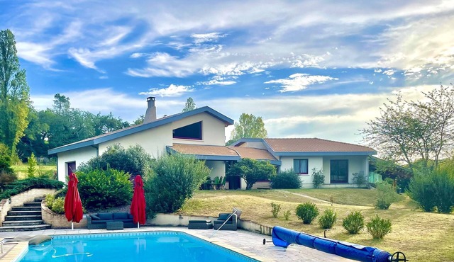 Large Charming Villa, Great Comfort, Beautiful Green Setting, Swimming Pool.