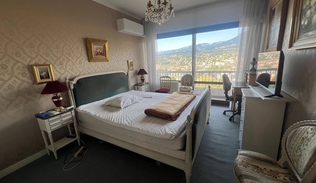 Large "classic" apartment, breathtaking view. Tennis court and swimming pool nearby.