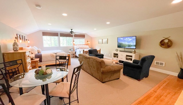 Large, Clean, Spacious Studio Apt Whitefish, MT. Tranquil Setting, Free Wi-fi.