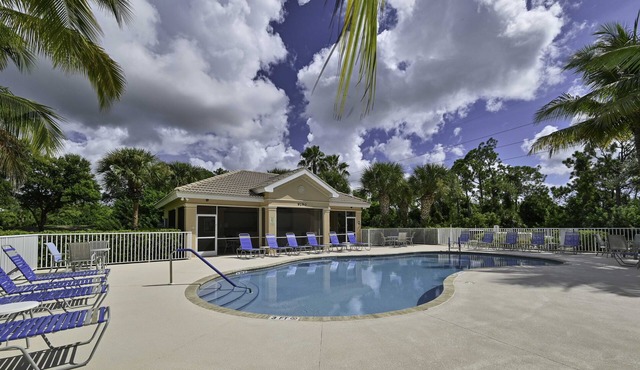 Large Coach Home with lake view - Golf Available! - 5 Mins to Beaches!