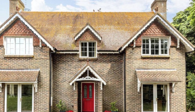 Large coastal cottage with spa and private pool