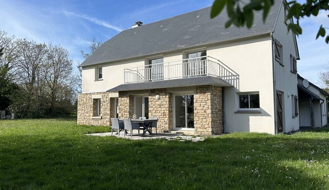 Large Coastal Home: Steps from Carolles Beach, 5 Bedrooms, Sleeps 10, Garden, Parking, Wi-Fi