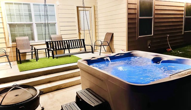 Large Cold/Hot tub House by SeaWorld & Lackland