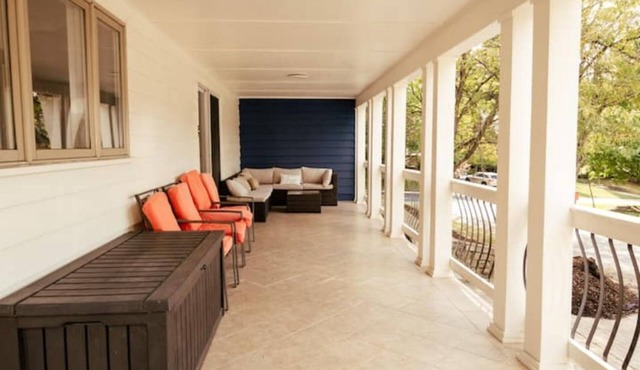 Large Colonial - Minutes from City!