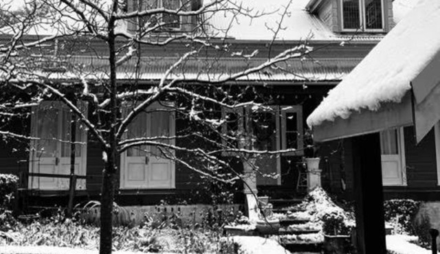 Large colonial style home close to town great for family catch ups