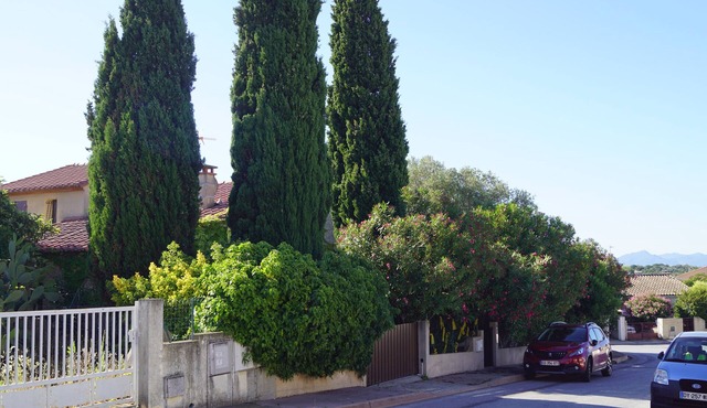 Large comfortable villa 5 minutes from the beach garden terraces pets allowed