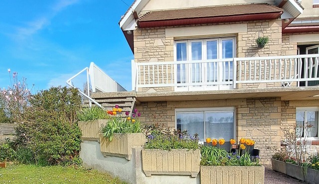 Large, comfortable studio 350 m from the beach and shops with private courtyard