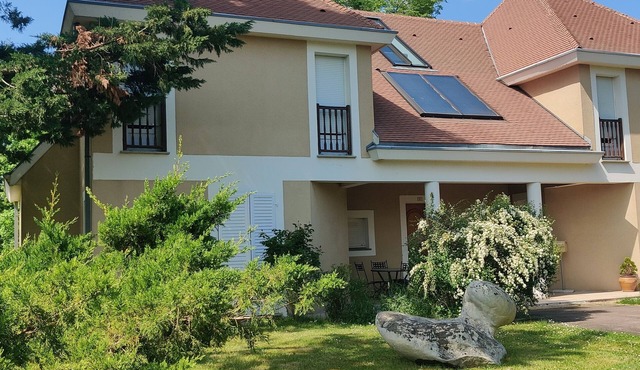 Large, comfortable house with games room, wooded park, brazier, pétanque.