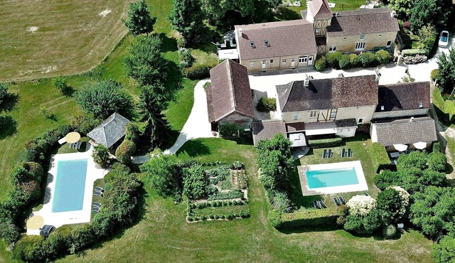 Large comfortable cottage (4 *) with terrace, garden and private heated pool.