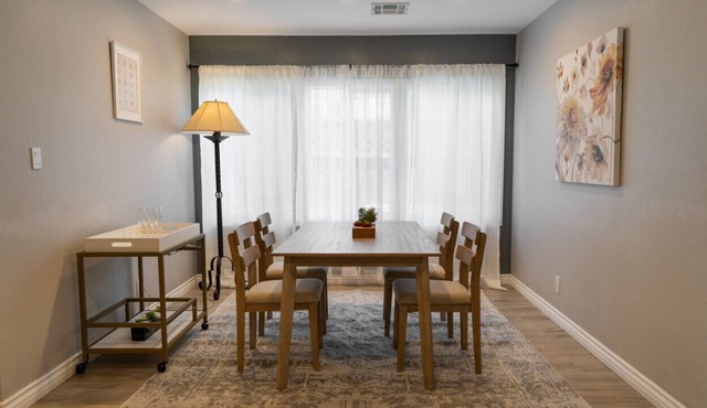 LARGE COMFORTABLE 5-BEDROOM HOME IN NORTH HOLLYWOOD (p6)