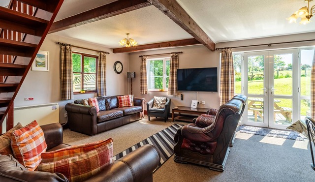 Large, Comfortable, Family/Group Cottage, Hot Tub, Dog Friendly, Seasonal Heated Outdoor Pool.