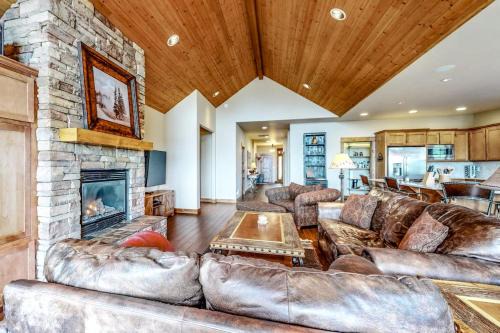 Large comfortable home withfireplaces deck & short walk to pool & hot tub
