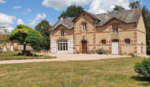 Large, comfortable house in a green setting (sleeps 12)