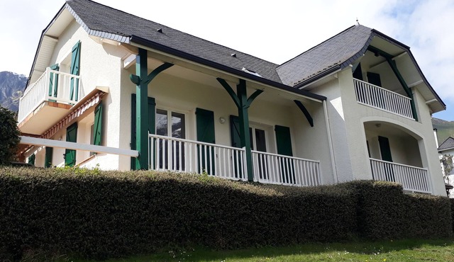 Large, comfortable house with exceptional mountain views