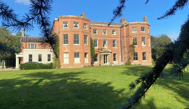 Large, comfortable Manor House near Ludlow with ten en-suite bedrooms.