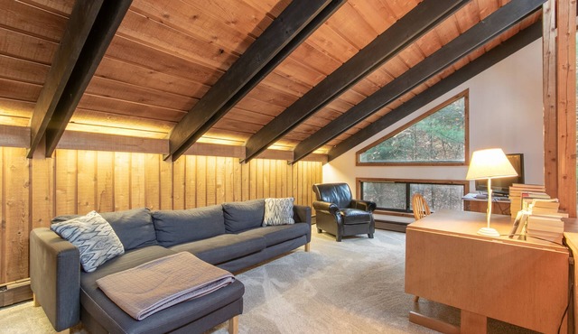 Large, comfortable Stratton home, a short drive to Manchester!