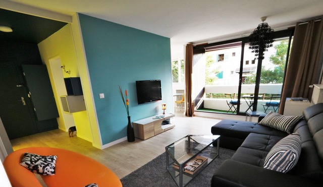 Large comfortable T2, modern and bright decor, with terrace near train station