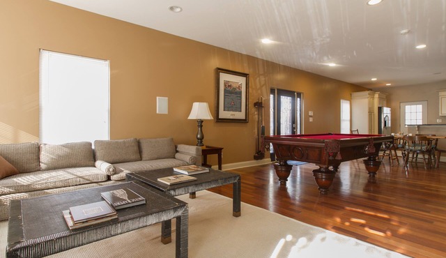 Large + Comfortable! Great Location! Sleeps 9!