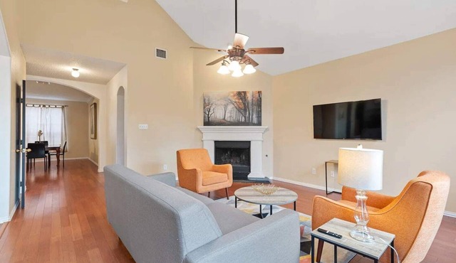Large Comfy 4BR Retreat/Great Location ~Fam/Group