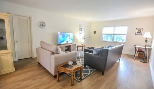 Large & Comfy Beach Apartment with Screened Patio