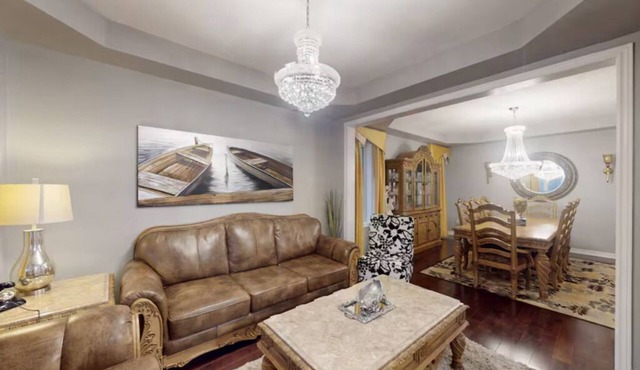 Large & Comfy Family Home in Oakville