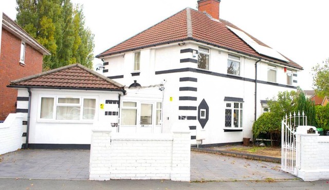 Large & Comfy House in Birmingham, 4 Bedroom,Secured Free parking ,Free wifi
