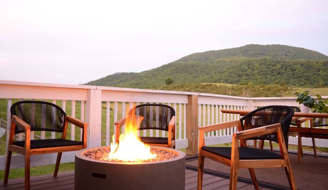 Large Comfy Mountain View House Near VT/Hiking