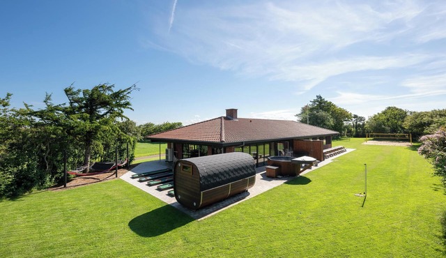 Large, completely renovated activity house with wilderness bath and outdoor.