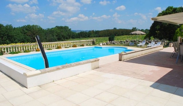 Large, completely renovated country house with swimming pool