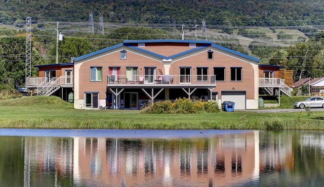 Large condo 20 min from Old Quebec city and Charlevoix. 3 bedrooms, 2 bathrooms