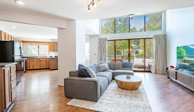 Large Condo, 3 bedrooms, Hot tub, Indoor Pool, Free Wi Fi