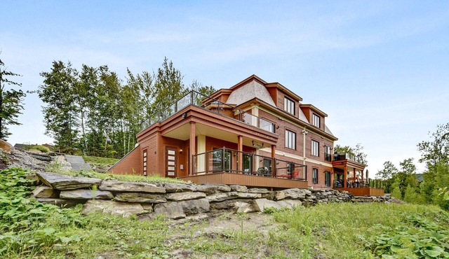 Large condo view & access to Lac Massawippi, near Ski Orford, Magog, Sherbrooke!