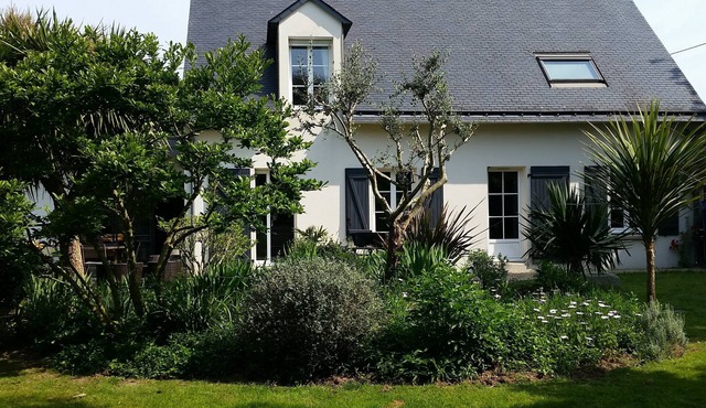 Large contemporary family home in a quiet and comfortable 10min beaches