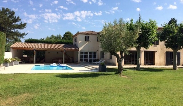 Large contemporary house south of Aix en Provence,
