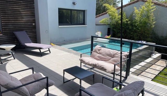 Large contemporary house with pool/garden 3 min from Nîmes town center