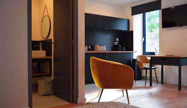 Large, cool studio in villa 15 minutes from beaches