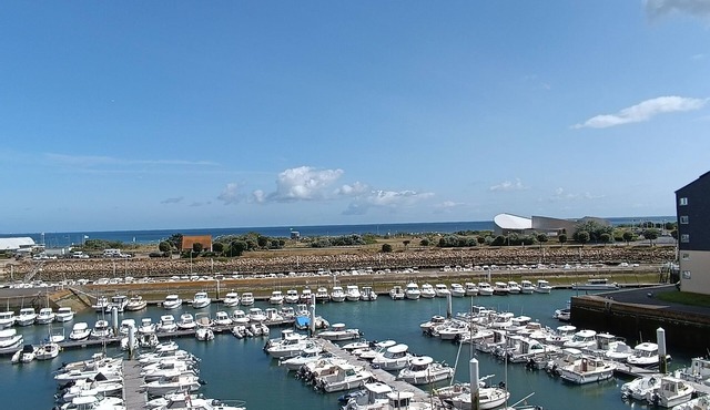 Large, cosy T2 apartment, fully renovated, sea view, ideally located