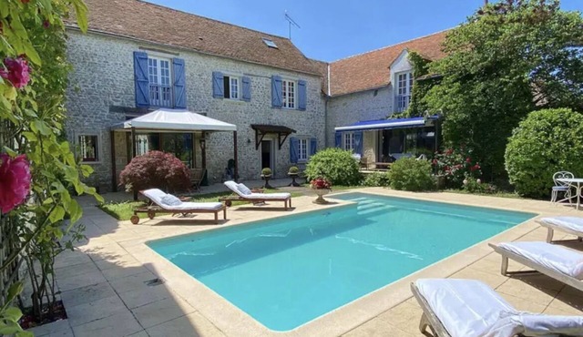 Large, cosy house -charm, comfort and swimming pool- 95 kms from Paris