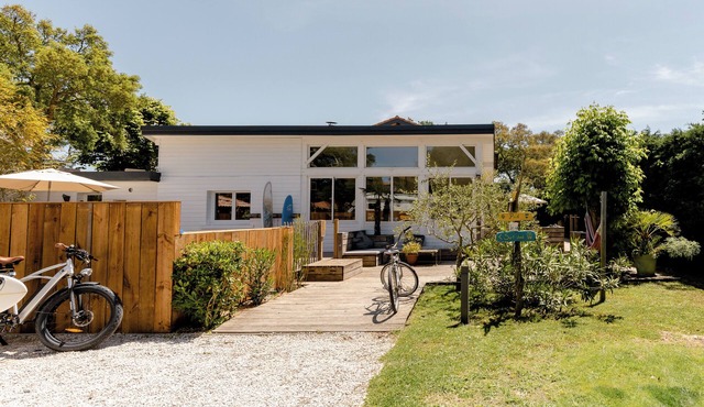 Large, cosy landifornia-style house for 3 to 4 families, 400 m from the beach