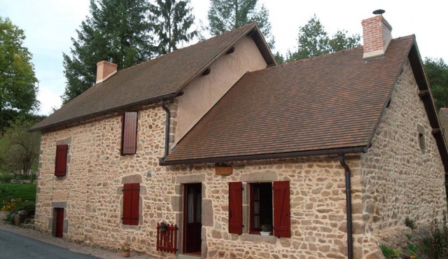 Large cottage in Barrais-Bussolles with fireplace and pets allowed