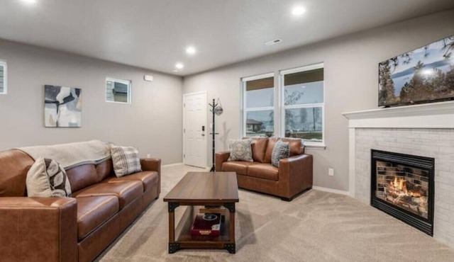 Large Cottage Near Downtown, Beach & Skiing #116