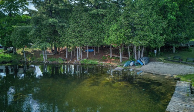 Large Cottage nnFamily Fun Lakehouse: 4 Beds/Bunks, Sleeps 8, AC, Water Access