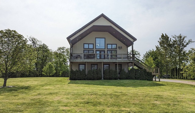 Large Cottage Overlooking Sunsets & North Bay of Pelee Island