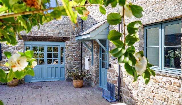 Large cottage, private hot tub, shared pool, nr Falmouth/Helford River, sleeps 8